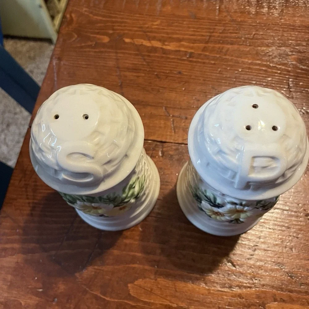 Vintage Geo Z. Lefton Large Salt And Pepper Shakers Daisy Basket Weave Cottage
